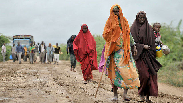 פגיעות. נשים סומליות שברחו מארגון הטרור א-שבאב (צילום: AP) (צילום: AP)