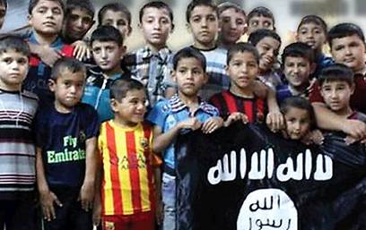 Children in Iraqi orphanage holding ISIS flag  (Photo: Getty Images)