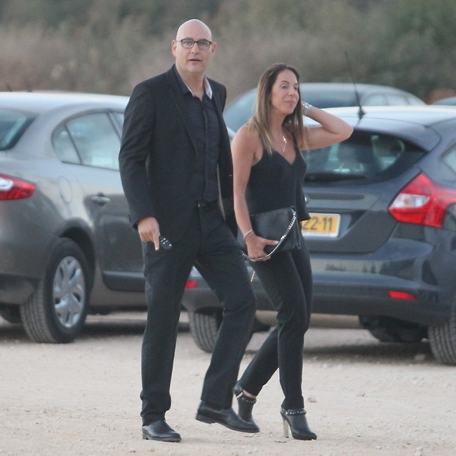 האיש שראה את הניצוץ. צביקה הדר ואישתו (צילום: ראובן שניידר)