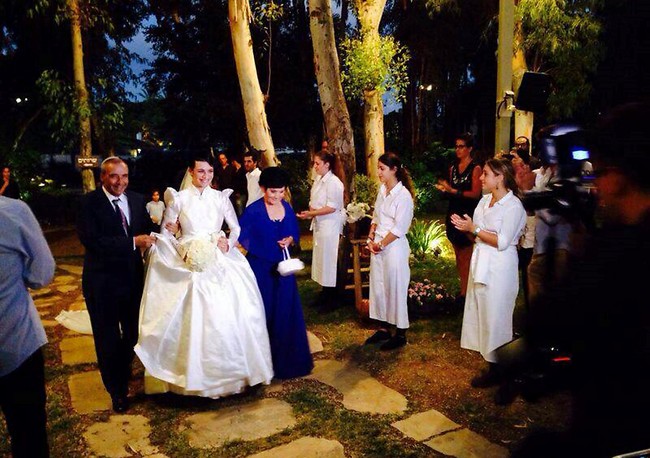 ברקע התנגן שירו של ג'ון לנון. נינט טייב יחד עם אימא מרסל ואבא יוסי