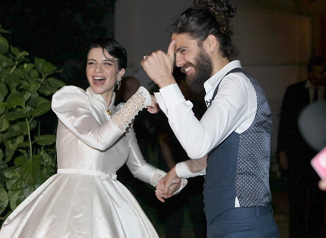 "יאללה, תנו לחגוג בשקט". הזוג המאושר (צילום: ראובן שניידר)