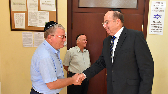 נפגש עם ראשי הקהילה היהודית (צילום: אריאל חרמוני, משרד הביטחון) (צילום: אריאל חרמוני, משרד הביטחון)