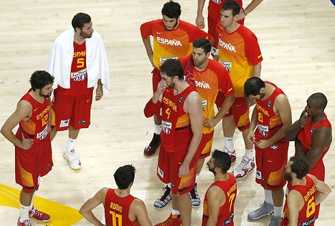 הנבחרת הספרדית אחרי ההדחה ברבע הגמר (צילום: EPA) (צילום: EPA)