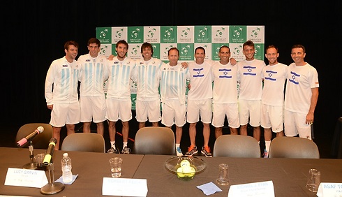 שחקני נבחרות הדייויס של ישראל וארגנטינה (צילום: פוטו גדי, איגוד הטניס) (צילום: פוטו גדי, איגוד הטניס)