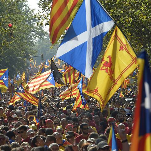 דגל סקוטלנד בהפגנה בברצלונה (צילום: AP) (צילום: AP)