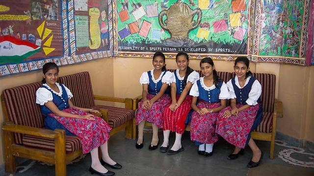 תלמידות בבית ספר בניו דלהי, הודו (צילום: EPA) (צילום: EPA)