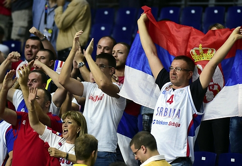 אוהדי נבחרת סרביה באקסטזה (צילום: רויטרס) (צילום: רויטרס)
