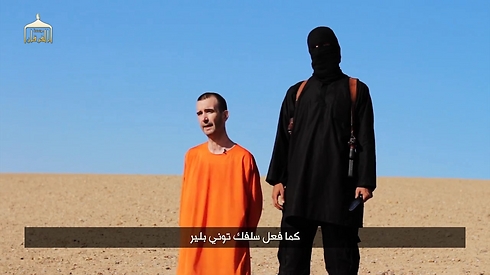 הקורבן האחרון של דאעש. דיוויד היינס לפני הוצאתו להורג ()