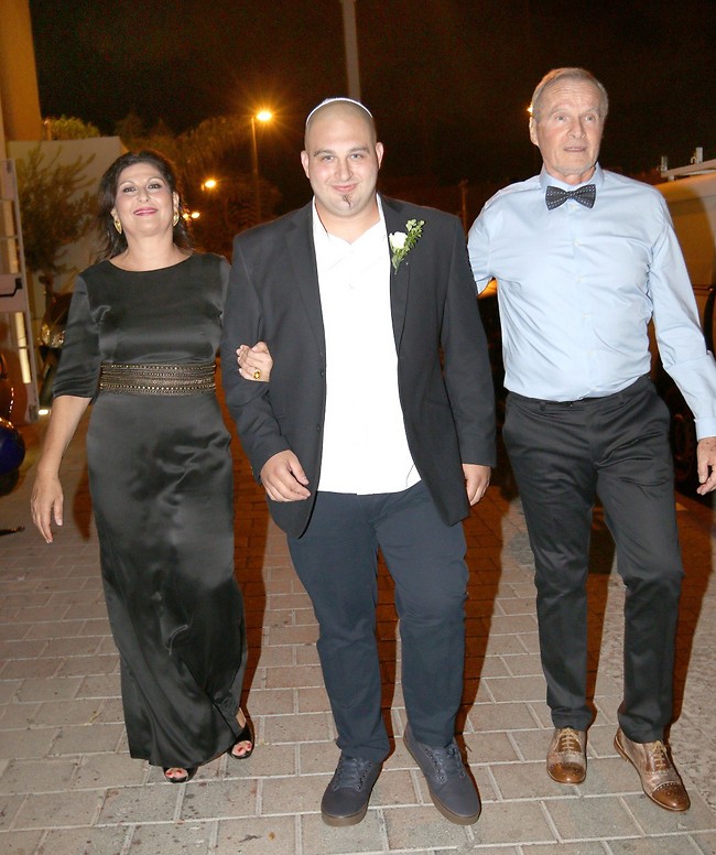 קבלו את החתן. משפחת יעקובסון בדרך לחופה (צילום: ענת מוסברג) קבלו את החתן. משפחת יעקובסון בדרך לחופה (צילום: ענת מוסברג)