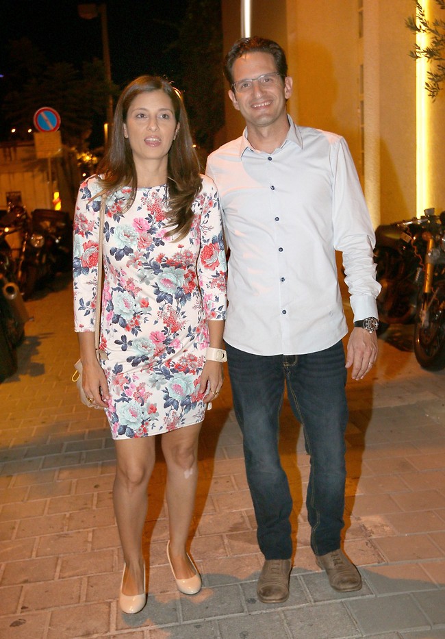 צ'ק או מתנה? גורי אלפי ואשתו הילה (צילום: ענת מוסברג) צ'ק או מתנה? גורי אלפי ואשתו הילה (צילום: ענת מוסברג)