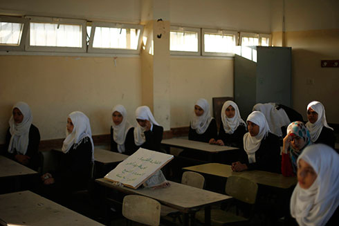 הכיסא הריק של נאג'יח אל-חלו, תלמידה פלסטינית שנהרגה ב"צוק איתן" (צילום: רויטרס) (צילום: רויטרס)