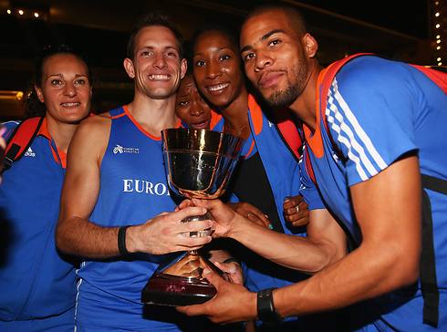 לאבילני והחברים לנבחרת אירופה עם הגביע (צילום: gettyimages) (צילום: gettyimages)