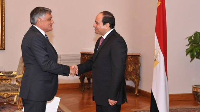 השגריר קורן ונשיא מצרים א-סיסי ()