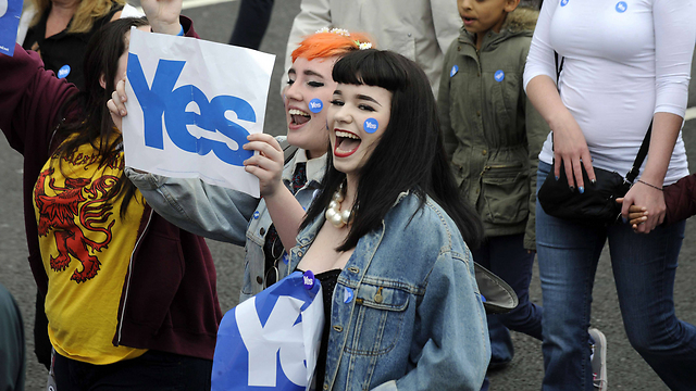 עצמאות סקוטית עשויה לעורר תסיסה במקומות אחרים בעולם. תומכי מחנה "כן" בגלזגו (צילום: AFP) (צילום: AFP)