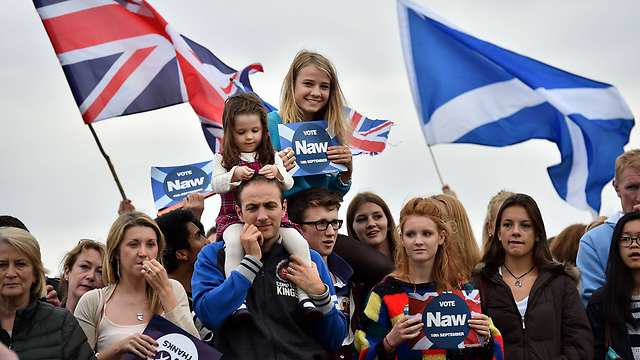 רוצים להישאר חלק מהממלכה. תומכי מחנה "לא" באדינבורו (צילום: AFP) (צילום: AFP)
