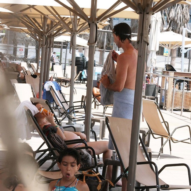 אני רעב, הבאת פירות? (צילום: מוטי לבטון) אני רעב, הבאת פירות? (צילום: מוטי לבטון)