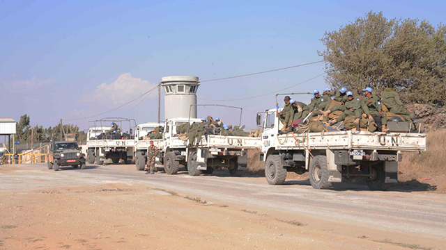 חיילי אונדו"ף אתמול חוצים את הגבול מסוריה לישראל  (צילום: אביהו שפירא) (צילום: אביהו שפירא)