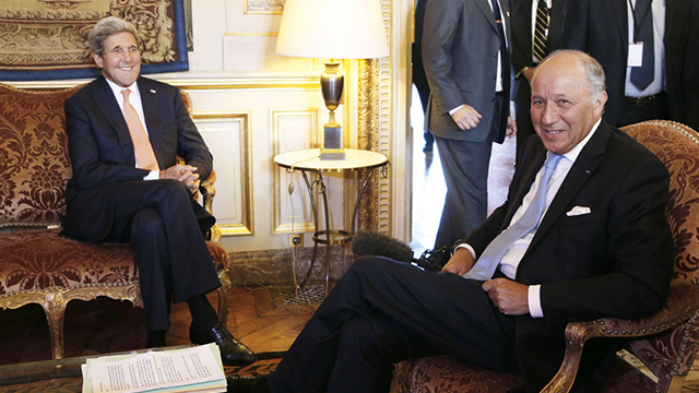 קרי עם שר החוץ הצרפתי בכינוס בפריז, אתמול (צילום: AFP  ) (צילום: AFP  )