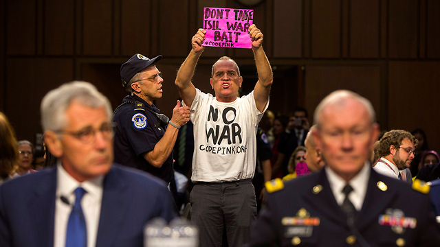 מתנגד למלחמה מפריע במהלך השימוע בסנאט לשר ההגנה והרמטכ"ל (צילום: EPA) (צילום: EPA)