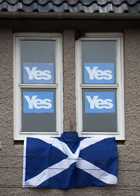 בבית הזה כבר החליטו כיצד להצביע. שלט "כן" לעצמאות בעיר ברנמות' (צילום: AFP) (צילום: AFP)