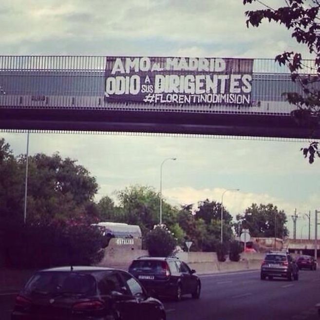 שלט שנתלה השבוע ע"י ארגון האולטראסור נגד פרס בגשר במדריד (צילום מסך)