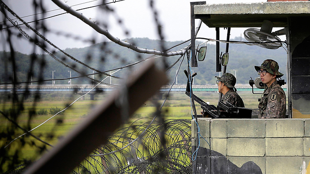 לא נורו יריות אזהרה. חיילים דרום-קוריאנים (צילום: AP) (צילום: AP)