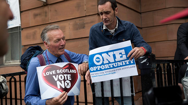 Supporter and opposer of Scotland independence in Glasgow (Photo: AP)