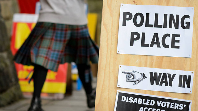 הצבעה היסטורית. קלפי באדינבורו (צילום: AFP) (צילום: AFP)