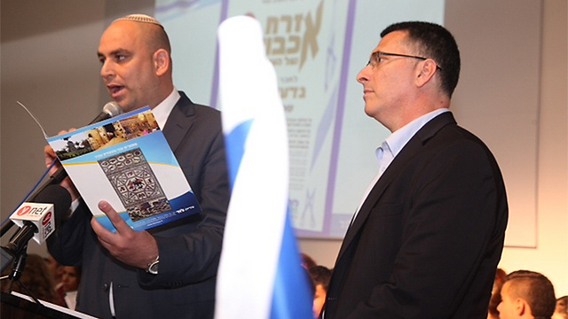 מקבל תעודת אזרח כבוד מראש העיר לוד יאיר רביבו (צילום: מוטי קמחי) (צילום: מוטי קמחי)