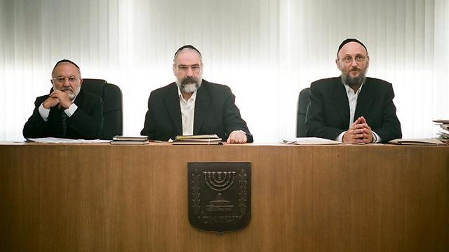 אלי גורנשטיין כאב בית הדין הרבני ב"גט" ()