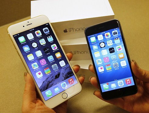 The iPhone 6 (right) and iPhone 6 Plus (left). (Photo:AFP) (Photo: AFP)