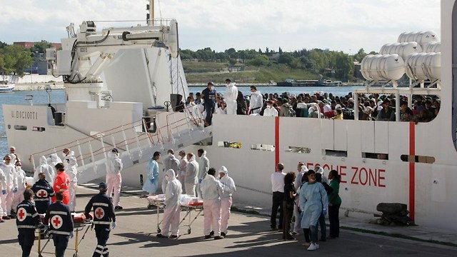 People prepare to disembark from a boat at Italy, following rescue operations of immigrants (Photo: AFP / DFP) (Photo: AFP)