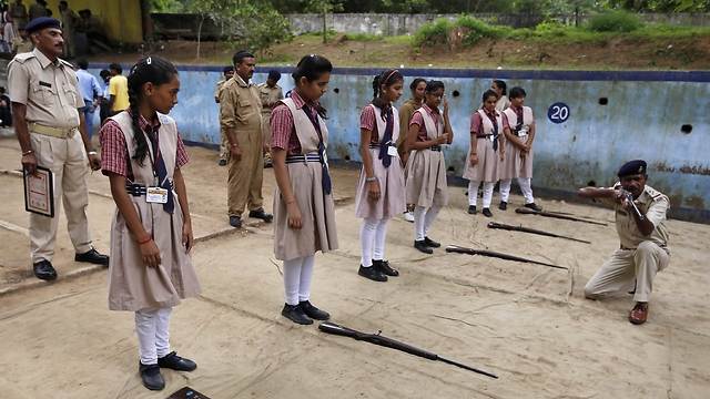 ילדות הודיות באימוני נשק (צילום: רויטרס) (צילום: רויטרס)