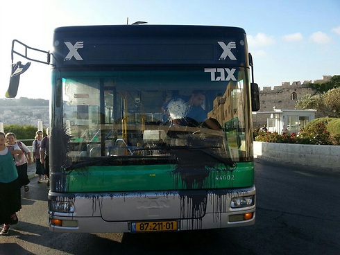 צבע ואבנים על אוטובוס תלמידים בירושלים ()