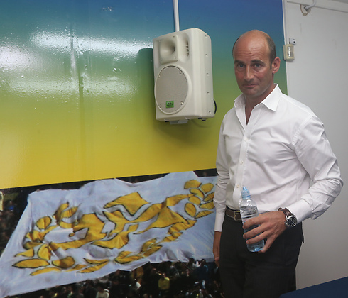 מרטין ביין על רקע סמל מכבי תל אביב (צילום: אורן אהרוני) (צילום: אורן אהרוני)