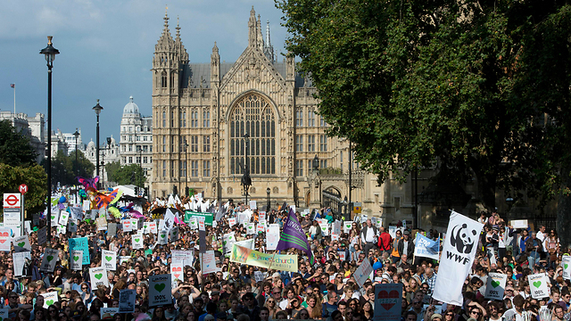 הפגנה הערב בלונדון (צילום: AP) (צילום: AP)