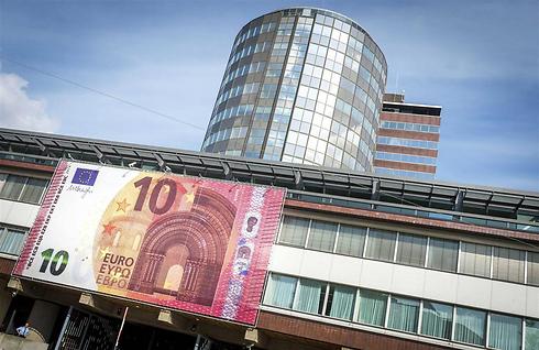 קמפיין השקת השטר החדש על בניין הבנק המרכזי של הולנד, באמסטרדם (צילום: EPA) (צילום: EPA)