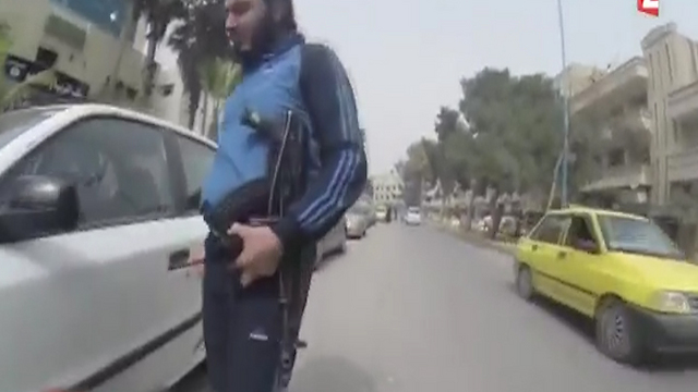 חמוש מדאעש: "את צריכה להתנהג טוב יותר כאשר את בציבור" ()