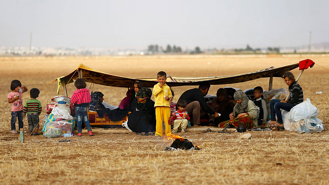 Kurdish refugees fleeing IS on the Syrian-Turkish border (Photo: Reuters)