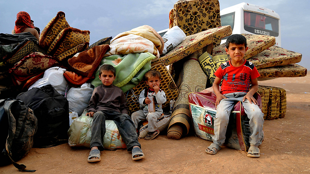 פליטים כורדים נמלטים מאימת דאעש בסוריה (צילום: גטי אימג') (צילום: גטי אימג')