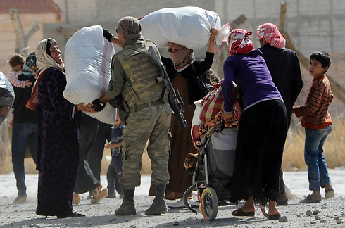 פליטים כורדים בגבול סוריה-טורקיה (צילום: גטי אימג') (צילום: גטי אימג')