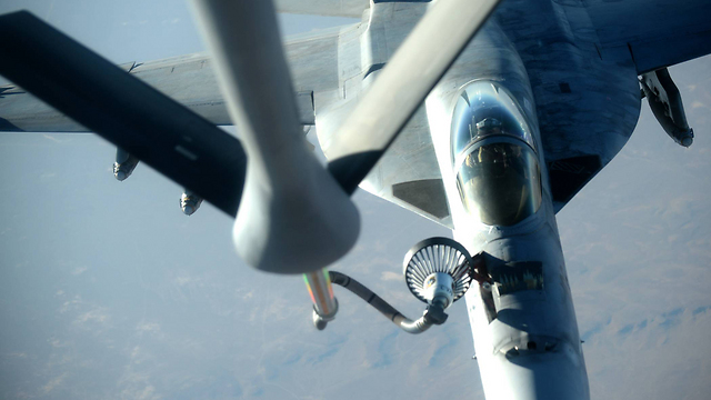 תדלוק אווירי. KC-135 מתדלק F-18 (צילום: AP) (צילום: AP)