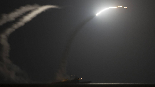 US Navy aircraft carrier firing Tomahawk missiles fired at IS targets in Syria (Photo: US Navy/Eric Garst)