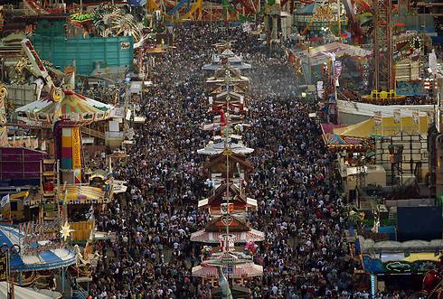 השדרה הראשית בפסטיבל, מעל 6 מיליון מבקרים בשנה (צילום: רויטרס) (צילום: רויטרס)