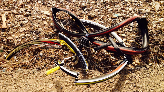 זה מה שנותר מהאופניים (צילום: דוברות מד"א) (צילום: דוברות מד
