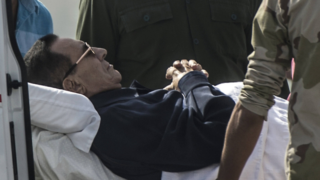 Mubarak lies on a stretcher while being transported to hospital (Photo: AFP) (Photo: AFP)