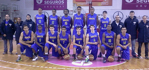 שרצר (מימין) עם נבחרת הנוער של ברזיל (צילום: פרטי) (צילום: פרטי)