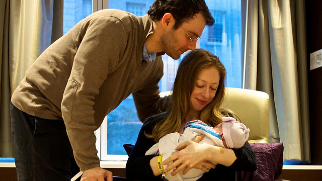 הבת הבכורה שארלוט עם הוריה צ'לסי ומרק לאחר לידתה (צילום: מתוך טוויטר) (צילום: מתוך טוויטר)