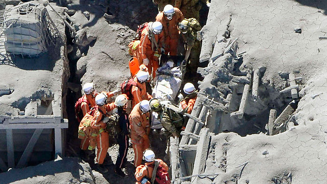 ניסיונות החילוץ אחרי ההתפרצות (צילום: רויטרס/ Kyodo) (צילום: רויטרס/ Kyodo)