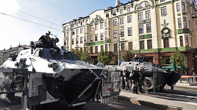 אלפי שוטרים בליווי משוריינים. בלגרד (צילום: AFP) (צילום: AFP)